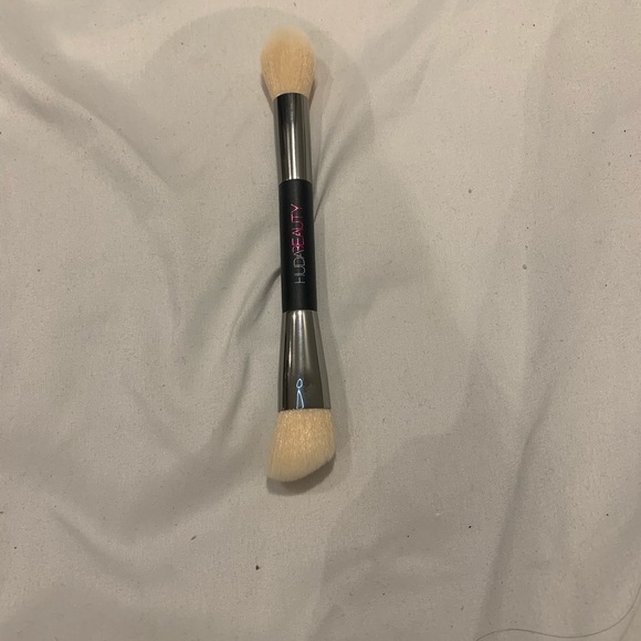 Huda Beauty Dual Complexion Brush - Picture 2 of 3